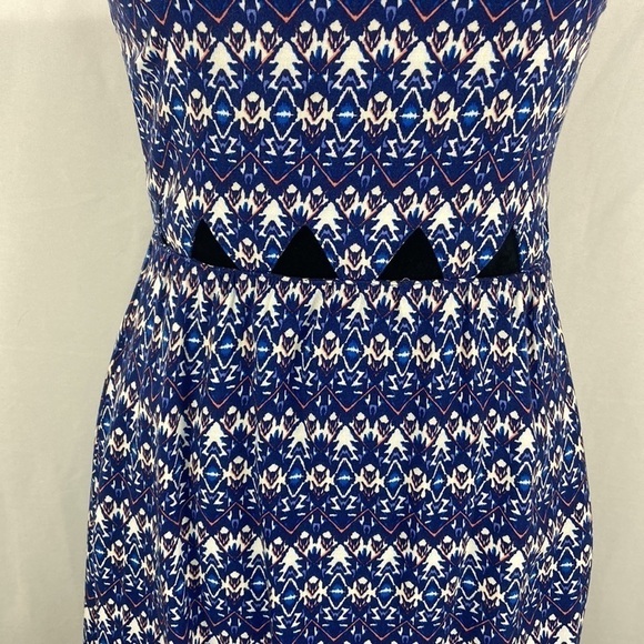 Divided by H&M Blue Geometrical Pattern Mini Dress with Cutout’s - Picture 3 of 7
